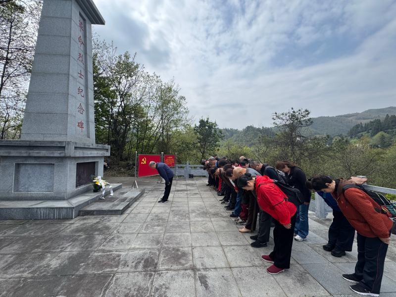 缅怀革命先烈 传承红色基因——市老年大学临时党委赴樵山开展主题党日
