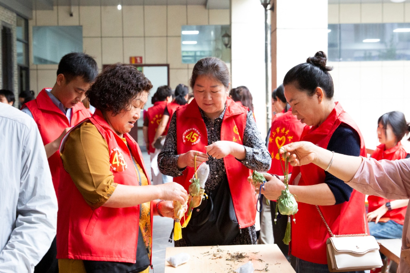 第一届“粽香邮情 情系桑榆”志愿服务活动在黄山市老年大学举办