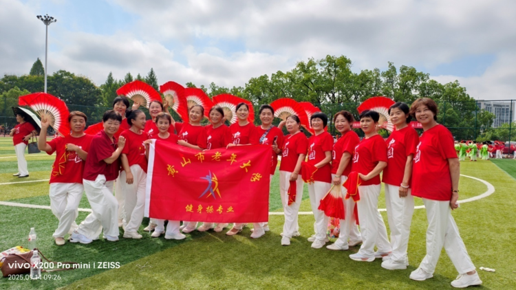 健身操班师生参加千人齐舞《石榴花开》