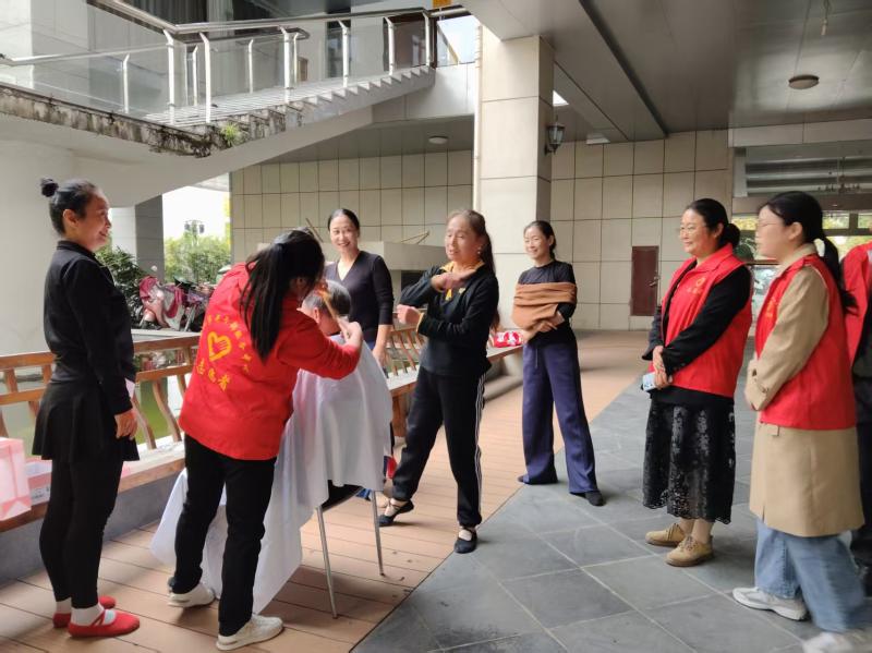 我市举行“温情关怀•健康相伴”“敬老月”集中服务活动